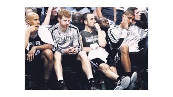 Los rostros de Richard Jefferson, Mat Bonner, Emanuel Ginóbili y Tim Duncan lo dicen todo. Los Spurs quedaron eliminados.