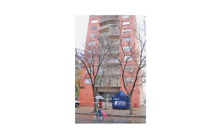 El edificio ubicado en la calle Montes de Oca, en el barrio porteño de Barracas, de donde cayó el niño  de 4 años. El balcón por el que cayó tenía una parte sin reja de protección.