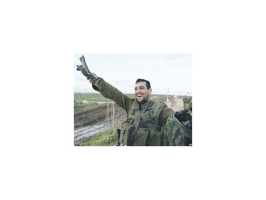 Un soldado israelí hace la señal de la victoria al emprender la retirada de la Franja de Gaza. La tregua que rige desde ayer es frágil y requerirá de un activo seguimiento de la comunidad internacional.