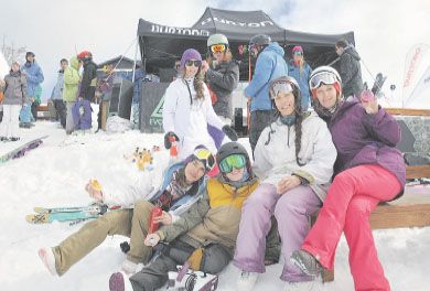 Las Leñas, en Mendoza, suele brindar buen esquí en septiembre. Desde el centro de esquí ofrecen muy atractivas ofertas con descuentos de hasta el 40% para el próximo mes (izquierda). En los últimos días de esquí de la temporada no abundan las familias, sino los grupos de amigos y las parejas de todas las edades. Si el clima ayuda, son semanas para disfrutar de la nieve en tranquilidad (arriba)