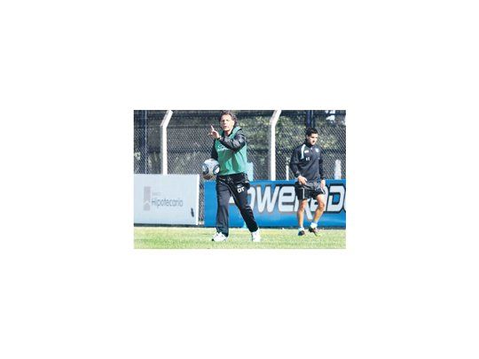Miguel Ángel Russo da indicaciones en el entrenamiento de Racing. El técnico recupera a su capitán para el enfrentamiento ante Newell’s.