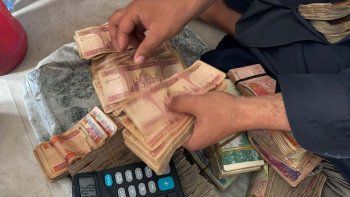 Los talibanes cuentan con recursos financieros propios, pero enfrentan una escasez de billetes.