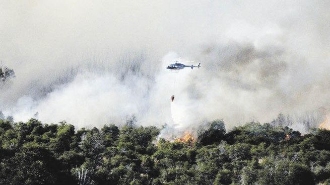 dramático. Un helicóptero que combatía el fuego en la zona de Aluminé cayó ayer provocando la muerte de sus dos ocupantes. Esperan la llegada de lluvias que alivien el escenario..