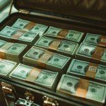 A pesar de orquestar una estafa de varios millones de dólares, hoy está en libertad. A pesar de orquestar una estafa de varios millones de dólares, hoy está en libertad.