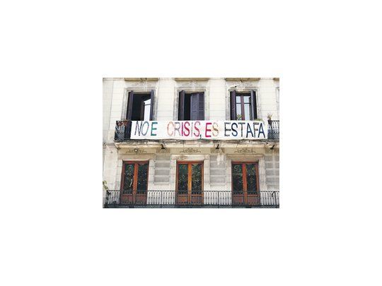 Un cartel elocuente del ánimo de la protesta es exhibido en un edificio de la Rambla de Barcelona.