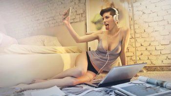 Muchas personas aprovechan los pocos momentos de intimidad que disponen para recurrir al sexting