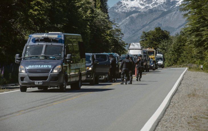 Despliegue. Un centenar de efectivos federales participó del operativo en Villa Mascardi, en terrenos ocupados por mapuches desde 2017.