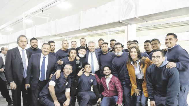 visita. Alberto Fernández visitó en La Rioja un parque eólico, recorrió la ampliación de una fábrica textil e inauguró una planta de tejidos. Lo acompañó Daniel Scioli y estuvo la vicegobernadora Florencia López.
