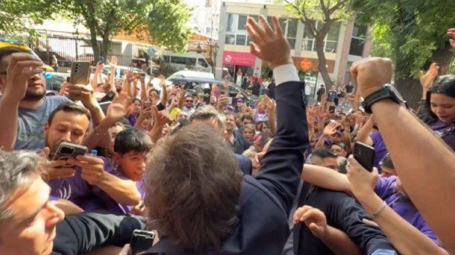 En una recorrida de campaña, Milei se presentó en el centro de Mendoza con su candidato Petri y su aliado Cornejo