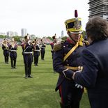 Javier Milei saluda a un granadero en la final del 132° Abierto Argentino de Polo en Palermo. Javier Milei saluda a un granadero en la final del 132° Abierto Argentino de Polo en Palermo.