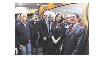 ámbito.com | Cristina de Kirchner rodeada ayer en Trabajo, junto con el ministro Carlos Tomada y la viceministra Noemí Rial, por la ya semirreconocida CGT oficial. La rodean Antonio Caló, Gerardo Martínez y Omar Viviani, entre otros.