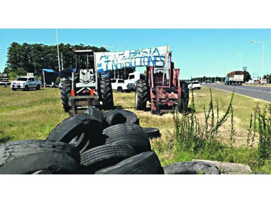 VISIBILIDAD. Los trabajadores del sector y los empresarios entrerrianos y correntinos, protagonistas de una medida de fuerza en Ruta 14.
