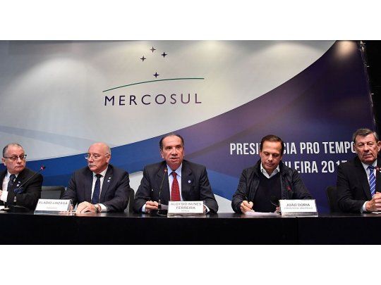 Los cancilleres del Mercosur y el alcalde de San Pablo, donde se celebró la reunión.