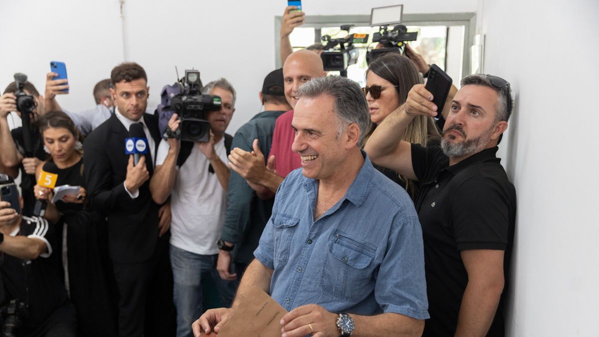 Yamandú Orsi voted with a message to the undecided: “Do not lose hope, politics is worth it”