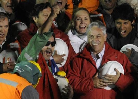Luis Urzúa, el último minero en ascender a tierra, junto al presidente Piñera.