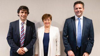 El ministro de Hacienda, Hernán Lacunza, la directora gerente del FMI, Kristalina&nbsp;Georgieva, y el presidente del Banco Central, Guido Sandleris.