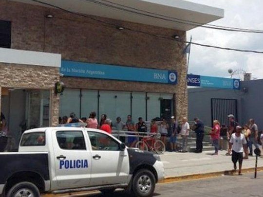 Una decena de clientes, además del personal del Banco, se encontraba en el edificio al momento del robo.