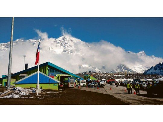 Calvario. Hubo demoras de hasta siete horas para cruzar desde Mendoza hasta Chile, por donde pasaron 40 mil turistas para disfrutar del fin de semana largo. Esperan 200 mil para los días en los que estará de visita el Papa.
