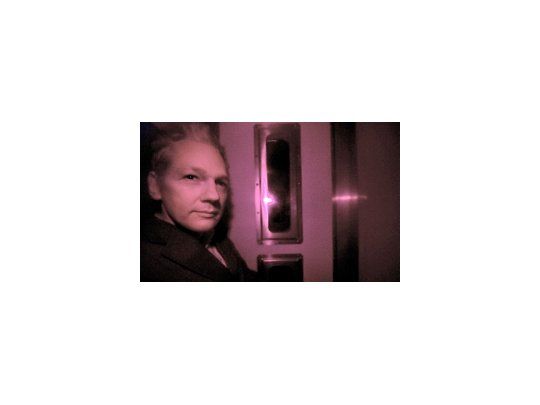 Assange en una camioneta de la Policía