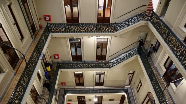El edificio vuelve a abrir sus puertas como un espacio cultural de vanguardia, con conciertos, muestras y exposiciones de artistas emergentes.