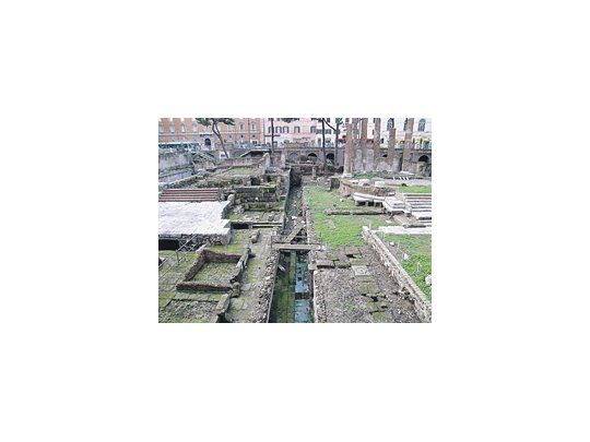 Entre las ruinas del Senado Romano, los investigadores hallaron el lugar exacto donde fue asesinado Julio César, apuñalado por un grupo de senadores.