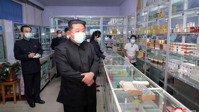 El líder de Corea del Norte, Kim Jong-un, visitó una farmacia en medio del brote de Covid-19.