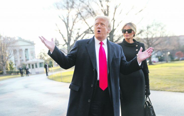 DESPEDIDA. El expresidente se retira del palacio de gobierno.&nbsp;