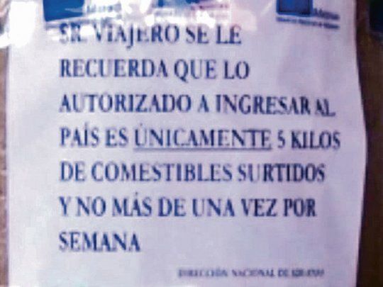 Advertencia. En el paso fronterizo del puente Libertador General San Martín, un pequeño cartel advierte por el ingreso de mercadería a Uruguay.
