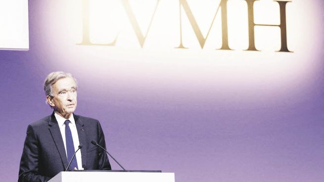 Primero. El empresario Arnault es el cofundador, presidente y director ejecutivo de LVMH, el mayor grupo de artículos de lujo.