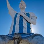 La estatua de Lionel Messi fue presentada como un homenaje al capitán argentino y a su impacto dentro y fuera del fútbol. La estatua de Lionel Messi fue presentada como un homenaje al capitán argentino y a su impacto dentro y fuera del fútbol.