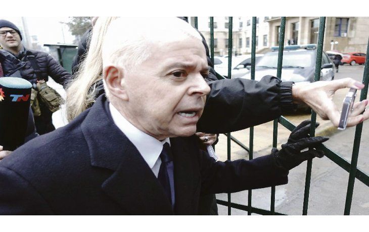 ámbito.com | Confundido. Norberto Oyarbide se presentó ayer a declarar ante Claudio Bonadio. A la prensa le dijo que no podía hablar porque estaba en vigencia el secreto del sumario, limitación que le correspondería si aún fuera juez, pero no como declarante.