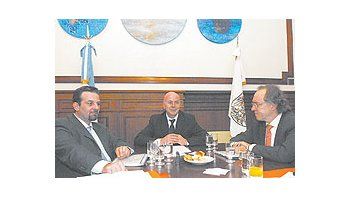 ámbito.com | Jorge Telerman presentó ayer el Presupuesto 2007 para la Capital Federal. Dijo que era«audaz». Lo acompañaron el secretario legal y técnico Sergio Beros (izq.) y el ministro deHacienda, Guillermo Nielsen.