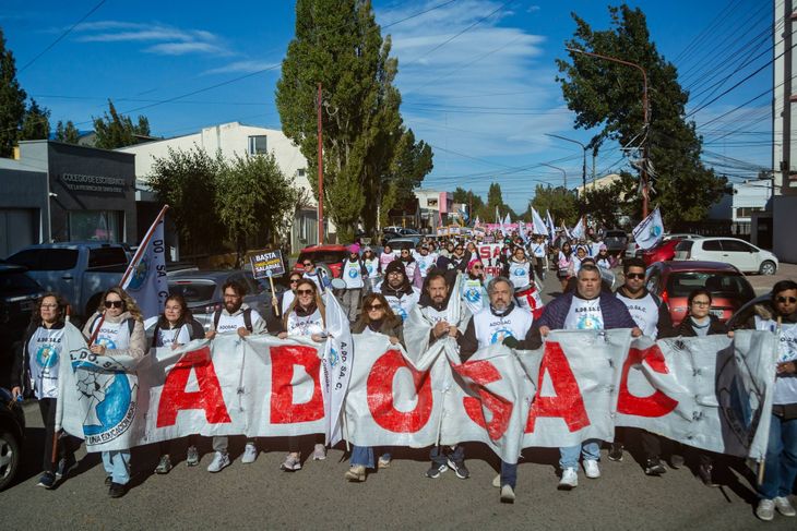 ADOSAC, gremio docente de Santa Cruz, comenzará este martes con un paro por tres días para pedir reapertura de paritarias. ADOSAC, gremio docente de Santa Cruz, comenzará este martes con un paro por tres días para pedir reapertura de paritarias.