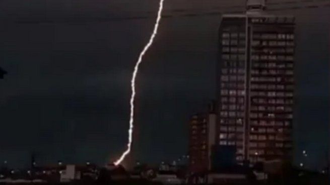 Un espectacular rayo impactó en Miramar