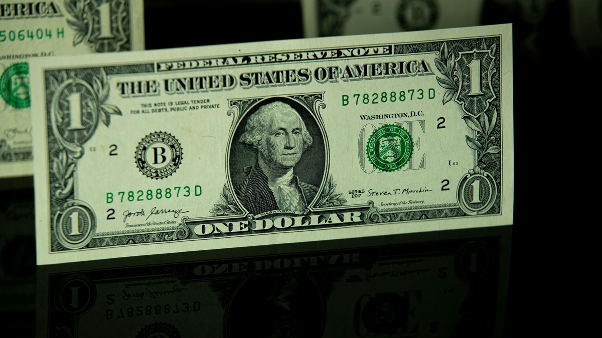 The dollar opens the week in the local market with bullish expectations