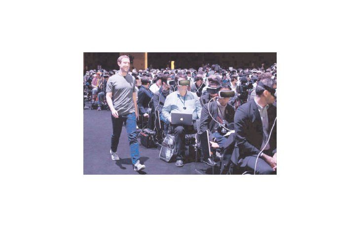 Cuando todos estaban sumergidos en sus anteojos Gear VR, Mark Zuckerber hizo su sorpresivo ingreso en Barcelona para defender la tecnología de la realidad virtual.