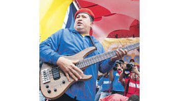 Hugo Chávez tocó la guitarra el sábado en la localidad de Valencia, en el marco de una gira proselitista.