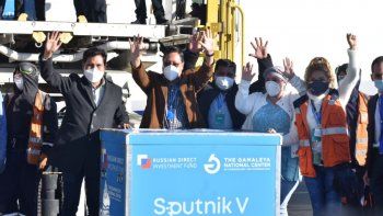El presidente de Bolivia, Luis Arce, celebra la llegada de las primeras 20 mil dosis de Sputnik V a Bolivia.