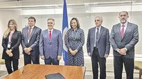 agenda. El alcalde capitalino y gobernador electo Martín Llaryora, en Washington: rubricó un acuerdo de cooperación con la secretaria de Desarrollo Económico de la Organización de Estados Americanos (OEA), Kim Osborne.