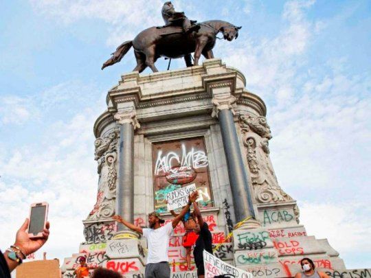 La estatua de Robert E. Lee fue vandalizada como consecuencia de las manifestaciones en torno al asesinato de George Floyd.