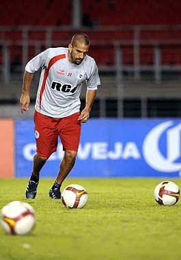 Afina la puntería. Verón en el entrenamiento practica la pelota parada.