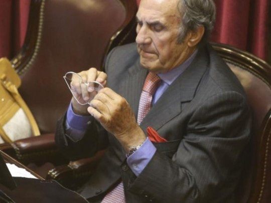 El senador Carlos Reutemann fue internado por un cuadro de deshidratación.