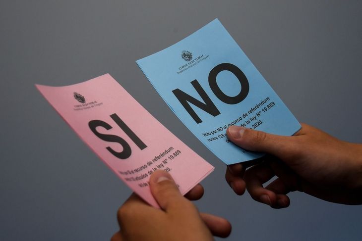 Las boletas por el Sí y el No del referendo en Uruguay.
