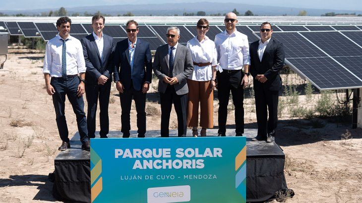 Autoridades de Mendoza y directivos de la empresa de energías renovables recorrieron el parque solar Anchoris. Autoridades de Mendoza y directivos de la empresa de energías renovables recorrieron el parque solar Anchoris.