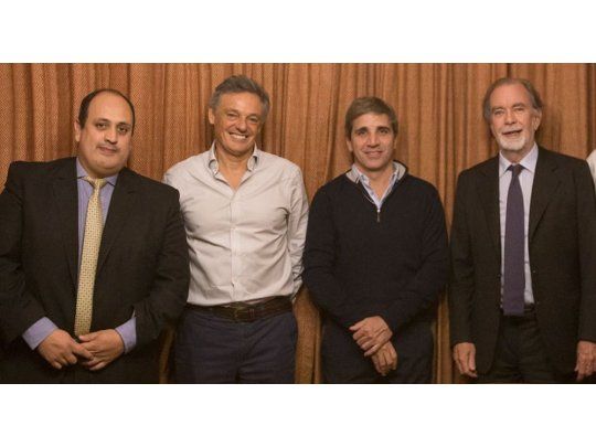 De izquierda a derecha: Pablo García (BICE); Francisco Cabrera (Producción); Luis Caputo (Finanzas); Javier González Fraga (Banco Nación).