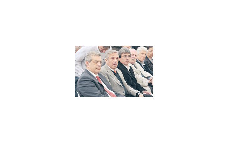 El ministro de Agricultura, Julián Domínguez, participó ayer junto al gobernador de Neuquén, Jorge Sapag, de la inauguración del Proyecto Experimental Campana Mahuida, una iniciativa que propone aumentar la capacidad forrajera.