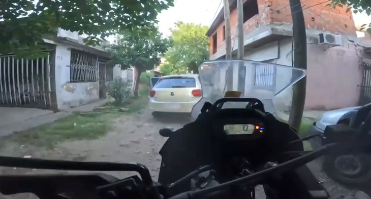 El episodio se inició a la altura de la avenida Eva Perón cuando la Policía de la Ciudad detectó a dos jóvenes que circulaban a bordo de un Volkswagen Polo a alta velocidad y zigzagueando. El episodio se inició a la altura de la avenida Eva Perón cuando la Policía de la Ciudad detectó a dos jóvenes que circulaban a bordo de un Volkswagen Polo a alta velocidad y zigzagueando.