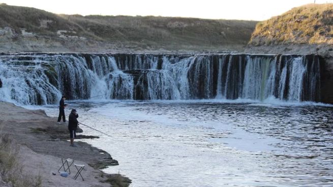 Vista panorámica de la Cascada Cifuentes, un destino natural en Buenos Aires ideal para el turismo de aventura y relax al aire libre.