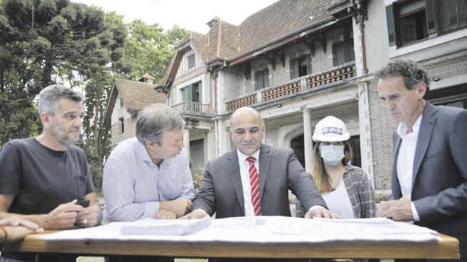 Brown. Juan Manzur fue recibido por Mariano Cascallares en Almirante Brown. Junto a los ministros-intendentes Juan Zabaleta (Desarrollo Social) y Gabriel Katopodis (Obras Públicas) supervisaron avances en las obras de infraestructura en la Universidad Nacional Guillermo Brown.
