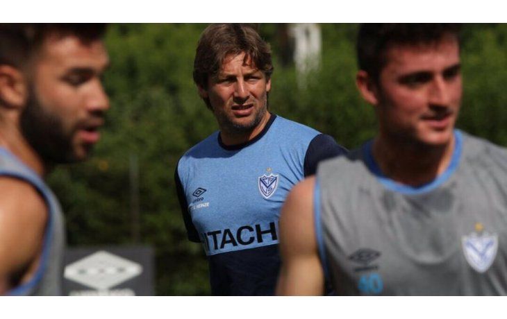 Heinze, al frente de su primera práctica en Vélez.